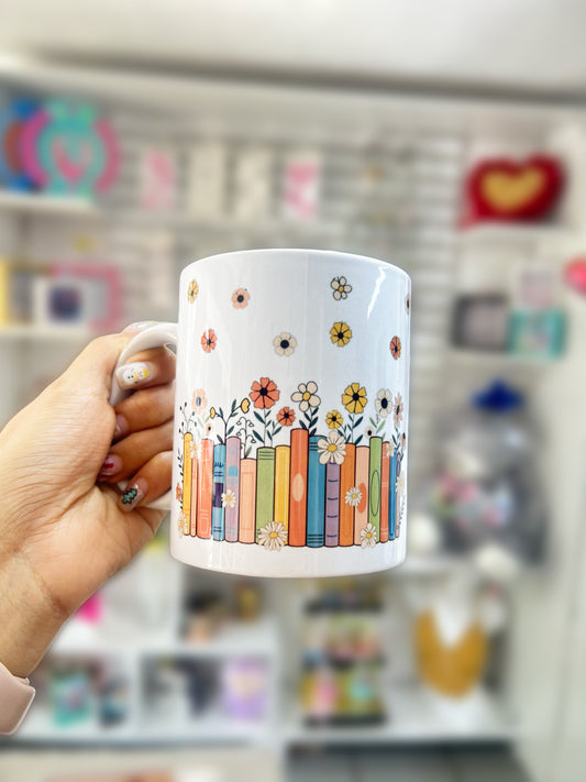 Taza Blanca "Libros y Flores"
